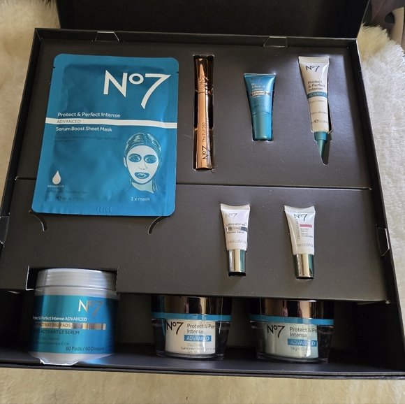 No. 7 Ultimate Skincare Set - Picture 4 of 6